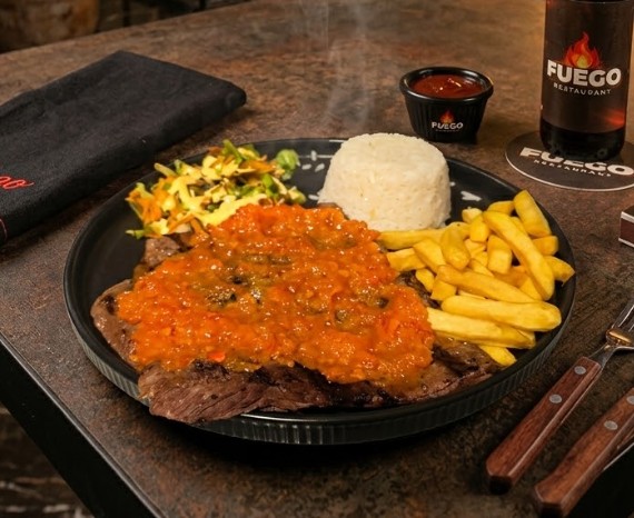 Sobrebarriga en Salsa Criolla
